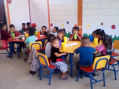 Kinder spielen in einer frühkindlichen Einrichtung zusammen