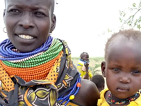 Die Wüstenbildung in Kenia macht eine sichere Ernährung dieser Mutter und ihres Kleinkindes sehr schwer