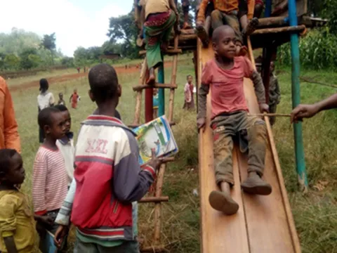 Kinder könne dank der Unterstützung von Unicef auf einer Rutsch rutschen
