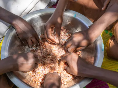 Schulkinder in Darfur teilen sich eine Mahlzeit