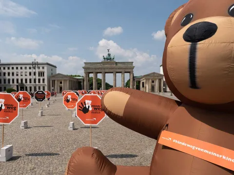Protestaktion mit Teddybär