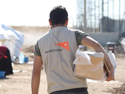 World Vision Mitarbeiter liefert Hilfsgüter aus