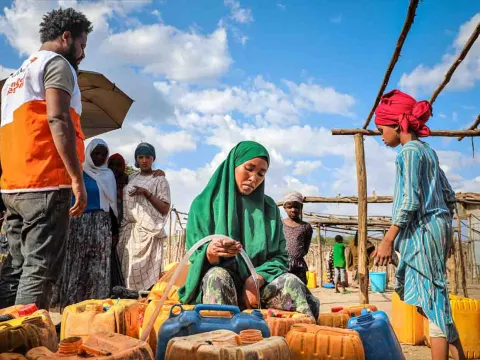 World Vision Mitarbeiter mit Mutter und Kindern in Äthiopien