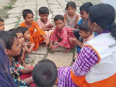 World Vision Mitarbeiterin mit Kindern in Bangladesch
