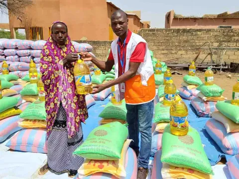 World Vision Mitarbeiter gibt Nahrungsmittel aus in Burkina Faso