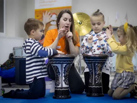 Betreuerin mit geflüchteten ukrainischen Kindern in Georgien