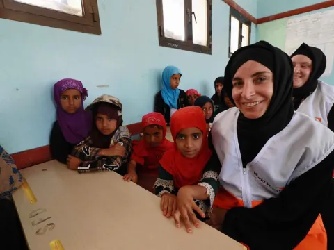 World Vision Mitarbeiterin in einer Schule im Jemen