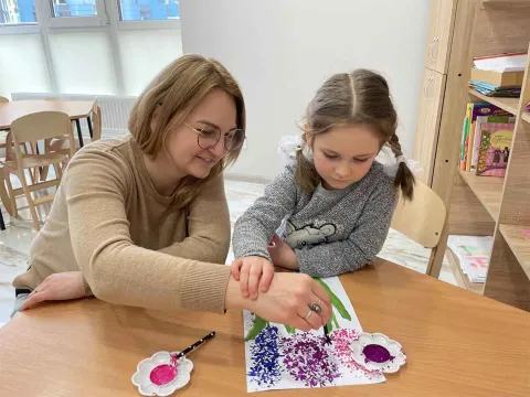Ukrainisches Mädchen in einem Kindergarten in der Republik Moldau