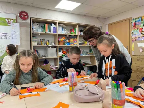 Geflüchtete ukrainische Kinder mit Betreuerin