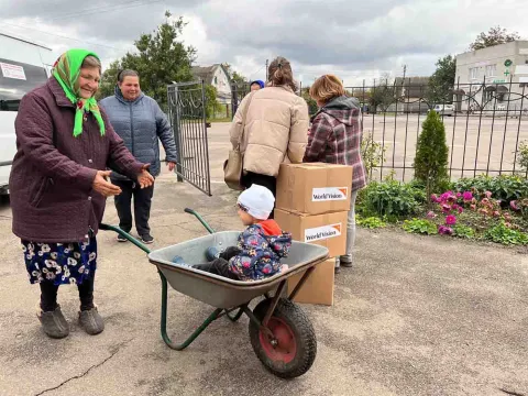 Ukrainerin holt sich ein Hilfspaket ab