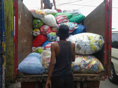 Mann vor Müllwagen auf den Philippinen