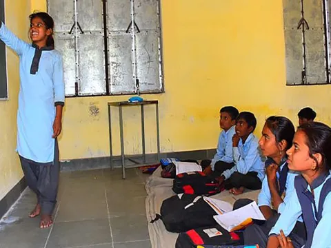Mädchen vor der Klasse in Indien