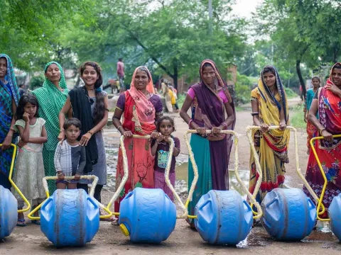 Frauen mit Wasserrädern in Indien