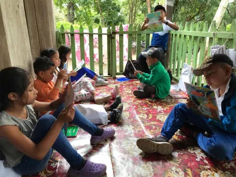 Kinder beim lesen