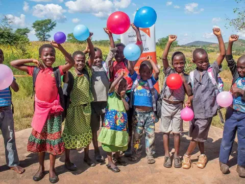 Kinder freuen sich über ihre Geschenke von World Vision