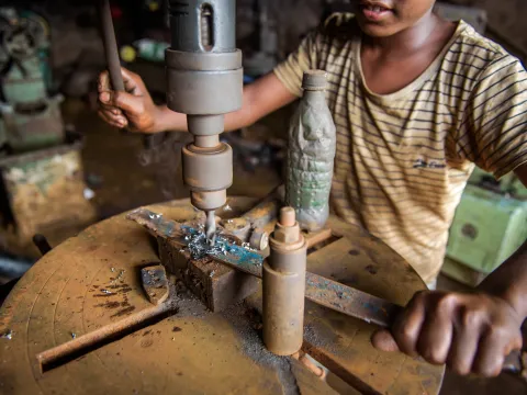 Der 12jährige Arafat aus Bangladesch hat mit 10 die Schule verlassen, um für seine Familie Geld zu verdienen.
