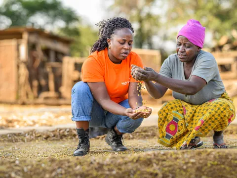 World Vision Mitarbeiterin mit einer Frau