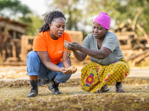 World Vision Mitarbeiterin mit einer Frau