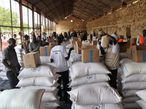 World Vision versorgt vertriebene Zivilisten im Sudan