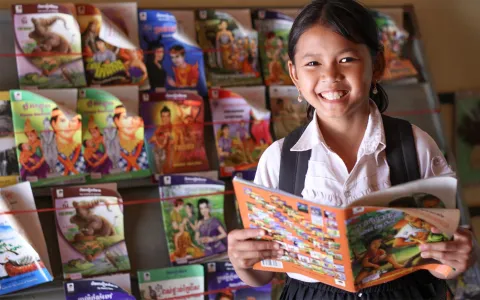 Mädchen aus Myanmar mit einem Schulheft