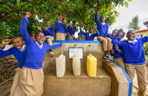 Schüler freuen sich über sauberes Wasser in Ruanda