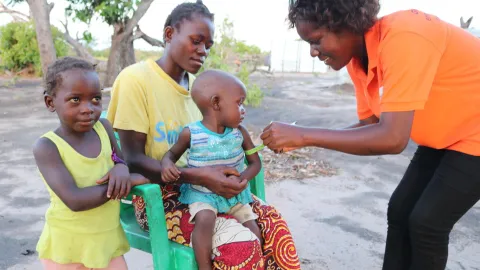 World Vision untersucht ein Kleinkind das mangelernährt ist