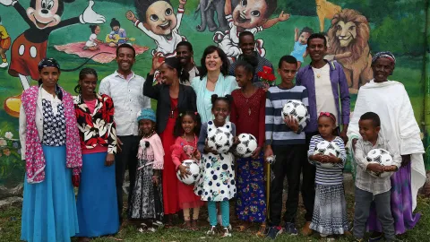 Patin Sabine mit Patenkindern und ihren Familien