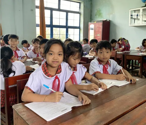 Kinder in einer Schule in Vietnam