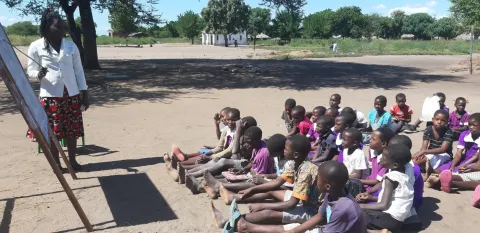Vor der Hilfe durch World Vision mussten die Kinder auf der Erde lernen