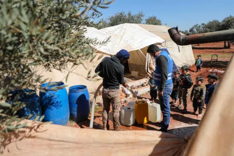 Wasser für Erdbebenopfer in Syrien