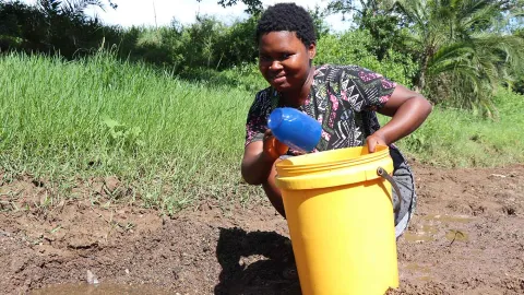 Bild Vorher: World Vision Patenkind beim Wasserholen