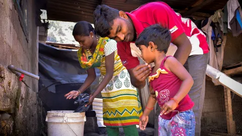 Christopher aus Sri Lanka beteiligt sich an der Hausarbeit, seit er das "Men-Care"-Programm durchlaufen  hat.