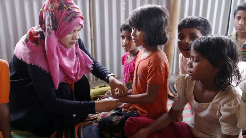 In Bangladesch werden Kinder mit Armbändern ausgestattet, um im Notfall gefunden zu werden.