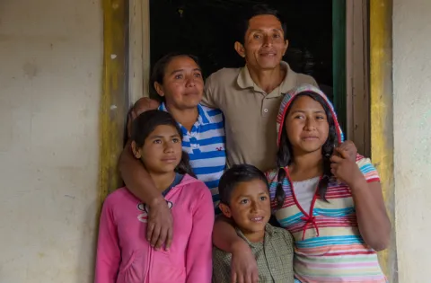 Die Familie von Franzisco hat neue Hoffnung, seit der Vater nicht mehr auswärts arbeitet und zuhause trinkt. Landwirtschaftshilfen und Familienberatung durch World Vision in Honduras