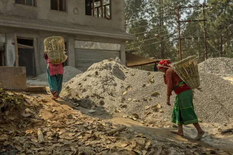 Nepal - Frauen tragen Ziegel zu Hausbaustelle