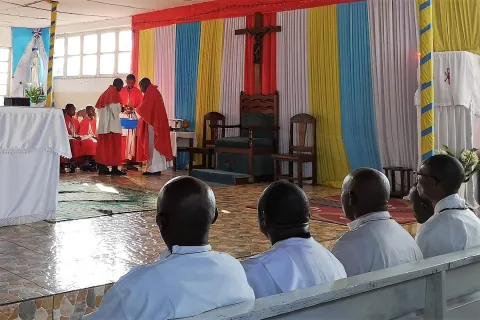 Pater Innocent Mivumbi klärt in seiner Kirche in Goma zu Ebola auf