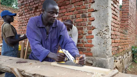 Rebound im Kongo schult ehemalige Kindersoldaten als Schreiner.