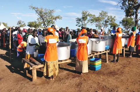 Essensausgabe für Flüchtlinge in Uganda - World Vision