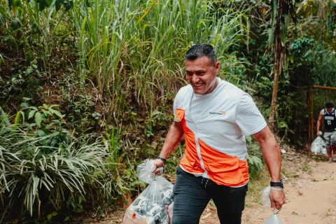 World Vision Mitarbeiter trägt Vorräte
