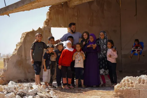 Alis Familie in ihrem halb zerstörten Haus im Heimatdorf