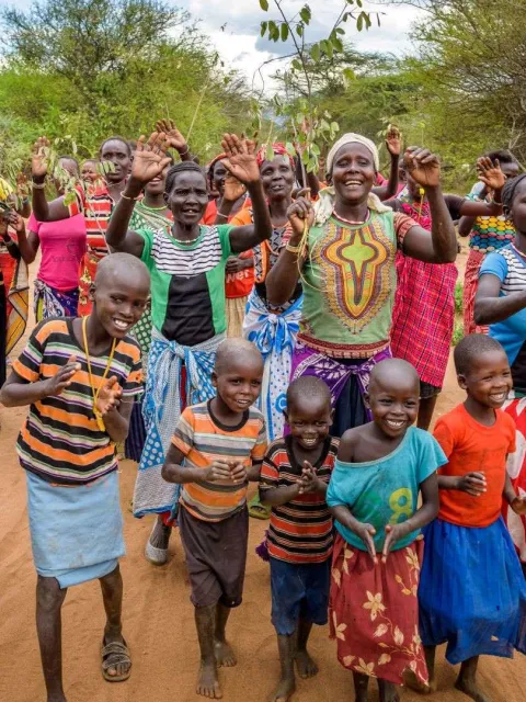 Kinder und Frauen in Kenia