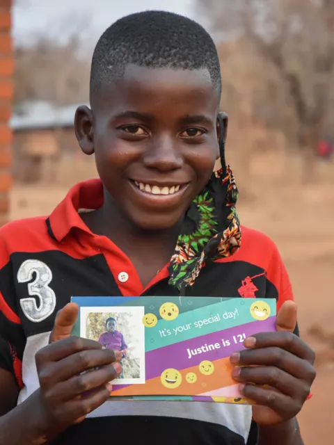 Patenkind Justine aus Sambia mit seiner Geburtstagskarte