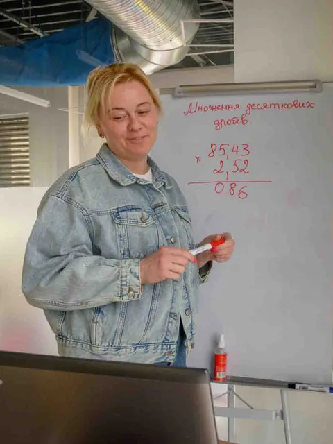 Natalia unterrichtet von der Geflüchtetenunterkunft aus ihre Schüler weiter