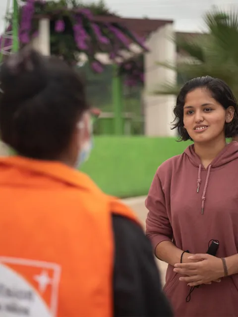 World Vision Mitarbeiterin mit Frau