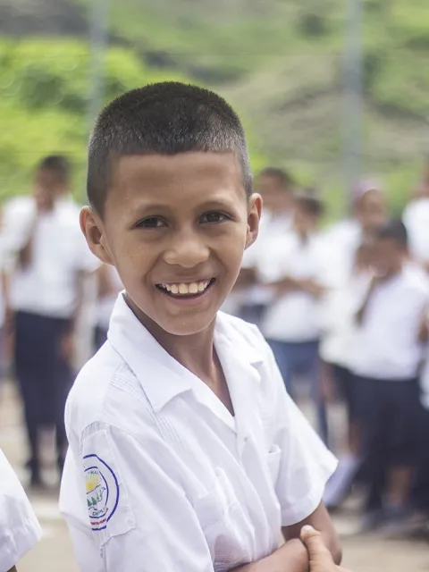 Lachender Junge in Honduras