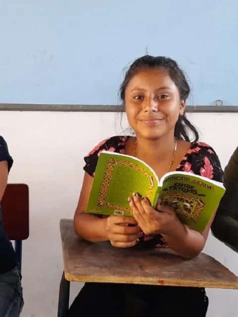 Kinder in der Schule beim Lesen in Guatemala