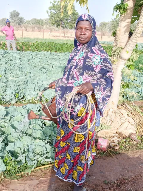 Frau vor ihrem Acker in Mali