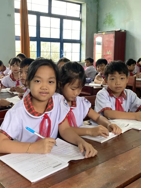 Kinder in einer Schule in Vietnam