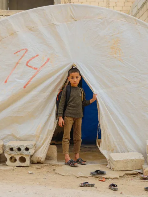Syrischer Junge in einem Geflüchtetenlager