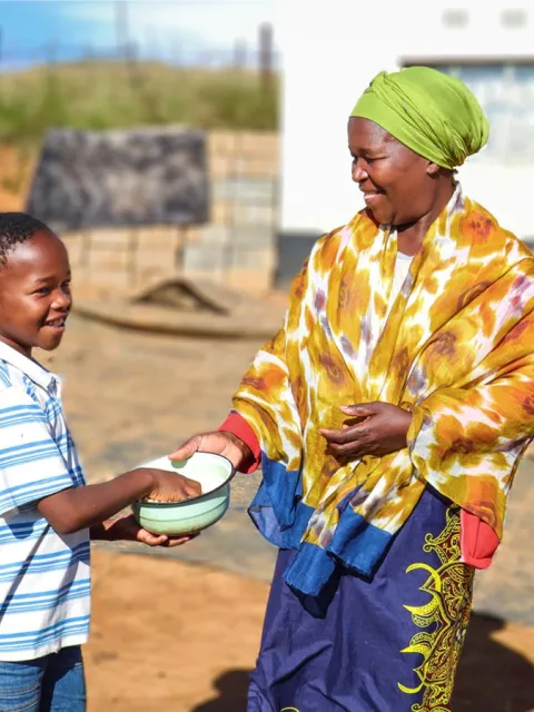 Kind mit Mutter in Eswatini
